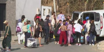 El Gobierno completa el traslado de cerca de 300 mujeres y niñas migrantes a una nave del polígono del Tarajal en Ceuta