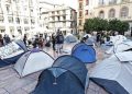 La protesta por la vivienda se consolida en Málaga con una segunda jornada de acampada en la Plaza de la Constitución