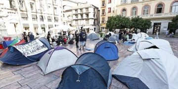 La protesta por la vivienda se consolida en Málaga con una segunda jornada de acampada en la Plaza de la Constitución