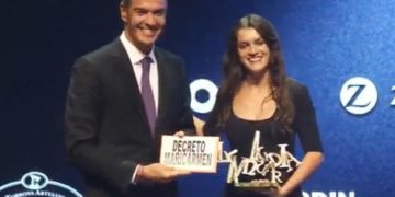 Amaia Romero entrega un cartel a Pedro Sánchez en apoyo a Maricarmen