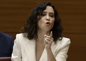 Ayuso acusa al Gobierno de usar el desahucio de Maricarmen como “señuelo” para “desviar la atención de Ceuta”