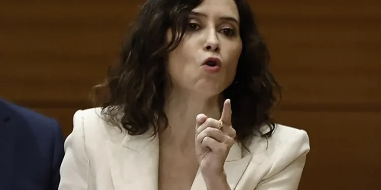 Ayuso acusa al Gobierno de usar el desahucio de Maricarmen como “señuelo” para “desviar la atención de Ceuta”