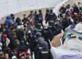Una treintena de migrantes logra burlar el cordón policial y huye hacia el centro durante el desalojo de Benítez