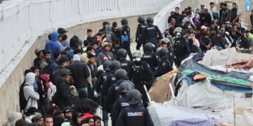 Una treintena de migrantes logra burlar el cordón policial y huye hacia el centro durante el desalojo de Benítez