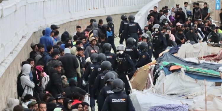 Una treintena de migrantes logra burlar el cordón policial y huye hacia el centro durante el desalojo de Benítez