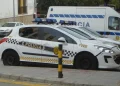 Ataque en el puerto de Ceuta: Destrozan a pedradas el coche de la diputada Julia Ferreras tras ser confundida por una turba