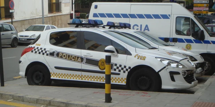 Ataque en el puerto de Ceuta: Destrozan a pedradas el coche de la diputada Julia Ferreras tras ser confundida por una turba