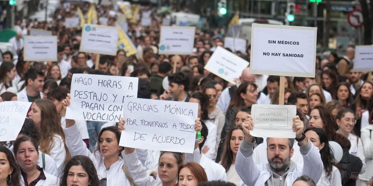 Convocatoria de huelga indefinida de médicos del Sistema Nacional de Salud a partir del 28 de octubre