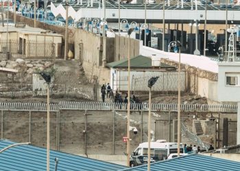 Desalojo en la playa de Benítez: migrantes magrebíes regresan a Marruecos para evitar triaje
