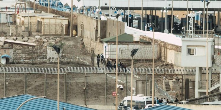 Desalojo en la playa de Benítez: migrantes magrebíes regresan a Marruecos para evitar triaje