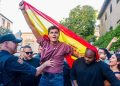 Vito Quiles abandona escoltado la acampada de Sol tras un enfrentamiento físico con manifestantes