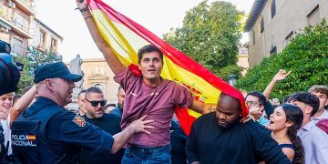 Vito Quiles abandona escoltado la acampada de Sol tras un enfrentamiento físico con manifestantes