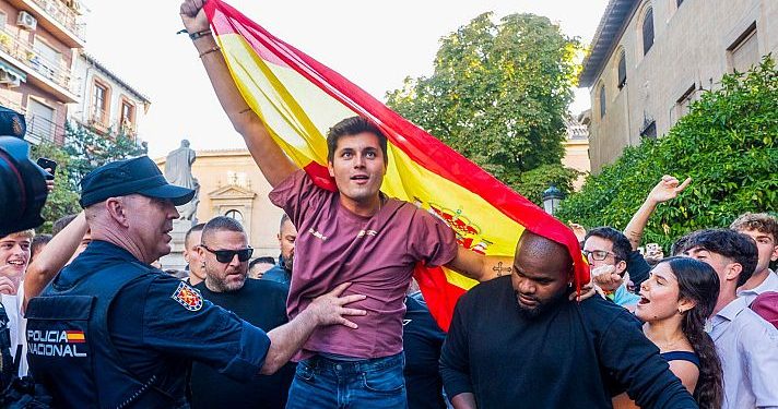 Vito Quiles abandona escoltado la acampada de Sol tras un enfrentamiento físico con manifestantes