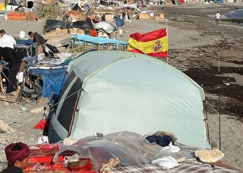 Menores migrantes en Ceuta reclaman su traslado a la península durante una concentración en la playa del Trampolín