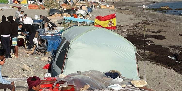 Menores migrantes en Ceuta reclaman su traslado a la península durante una concentración en la playa del Trampolín