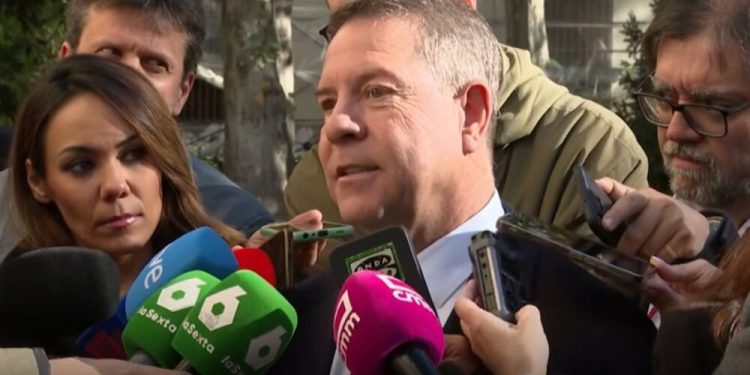 García-Page tilda de «monumento a la incoherencia» que Yolanda Díaz aliente protestas contra el Gobierno del que forma parte