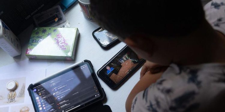 Las causas de la debacle educativa en PISA: la adicción a las pantallas, la falta de esfuerzo y aulas más complejas minan los resultados