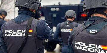 Cargas policiales en el puerto de Ceuta para contener una avalancha de migrantes