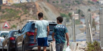 El traslado de cerca de 500 menores migrantes desde Ceuta sigue bloqueado por el desacuerdo entre el Gobierno y el PP