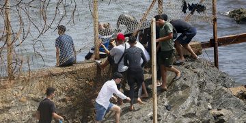 La Guardia Civil frena una decena de intentos de asalto a la valla de Ceuta
