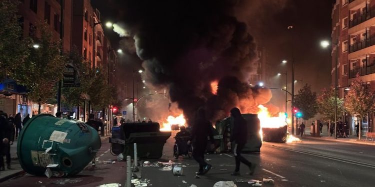 Disturbios y quema de vehículos en Bilbao en una jornada de violencia callejera que se salda con 16 detenidos