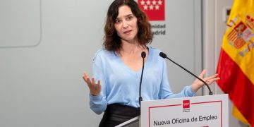 Ayuso ironiza sobre el lema del PSOE como «partido del amor» con una rotunda pulla: «Del amor… de pago»