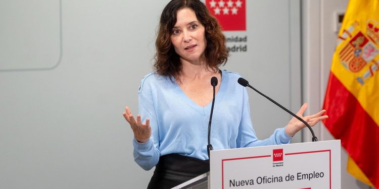 Ayuso ironiza sobre el lema del PSOE como «partido del amor» con una rotunda pulla: «Del amor… de pago»