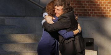 Javier Milei agita la precampaña española con duros insultos a Pedro Sánchez y un cálido abrazo con Isabel Díaz Ayuso