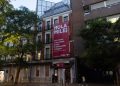 El PSOE mete a Milei en campaña y despliega una lona en Ferraz: «Los zurdos te dan la bienvenida a España»