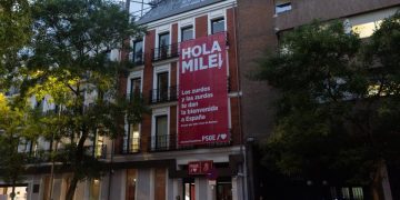 El PSOE mete a Milei en campaña y despliega una lona en Ferraz: «Los zurdos te dan la bienvenida a España»
