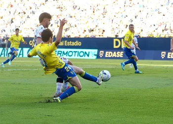 El Ceuta se desinfla tras el descanso y cede los tres puntos en Cádiz (3-1)