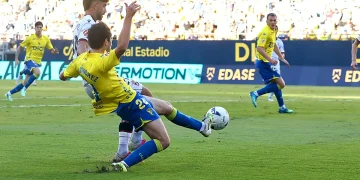 El Ceuta se desinfla tras el descanso y cede los tres puntos en Cádiz (3-1)