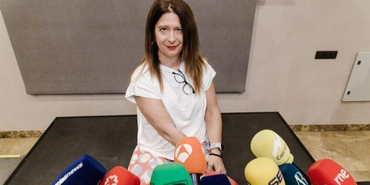 Una factura revela un sobrecoste de 183.000 euros en Correos mediante un pliego firmado por Leire Díez
