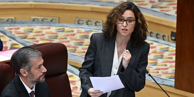 Ayuso irrumpe en la precampaña con rebajas fiscales en la vivienda de segunda mano y un duro ataque a Sánchez