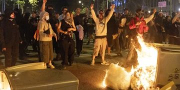 Cargas policiales y varios detenidos en Barcelona tras derivar en disturbios la manifestación por la vivienda