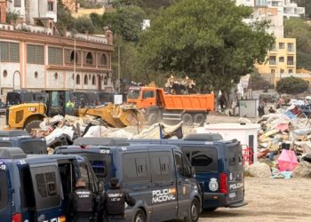 Ceuta retira 61.000 kilos de desperdicios tras la evacuación de El Trampolín y mantiene el dispositivo en la costa