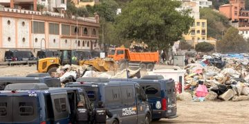 Ceuta retira 61.000 kilos de desperdicios tras la evacuación de El Trampolín y mantiene el dispositivo en la costa