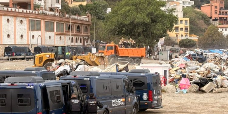 Ceuta retira 61.000 kilos de desperdicios tras la evacuación de El Trampolín y mantiene el dispositivo en la costa
