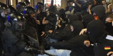 Los altercados tras la marcha por la vivienda en Barcelona se saldan con 13 detenidos y 30 mossos heridos