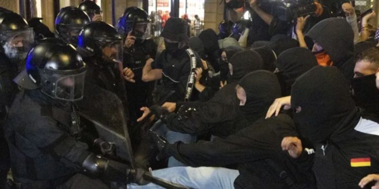 Los altercados tras la marcha por la vivienda en Barcelona se saldan con 13 detenidos y 30 mossos heridos