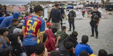 Cierran al público la playa de Benítez en Ceuta hasta completar su desinfección tras desalojar los asentamientos
