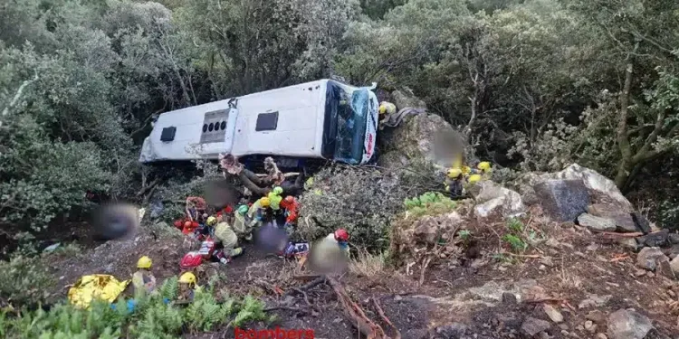 Una grúa de gran tonelaje intentará extraer el autobús siniestrado en Barcelona que dejó 83 heridos