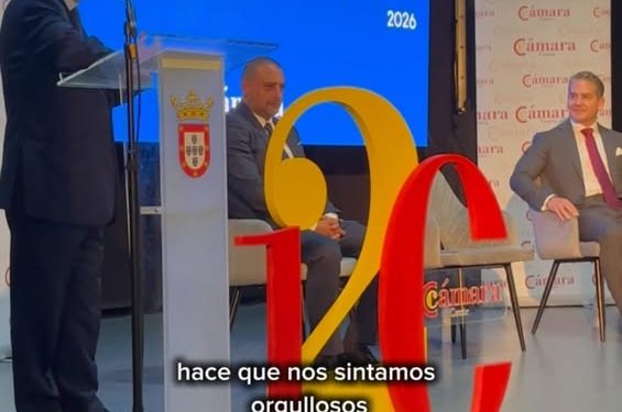 Juan Vivas entrega medalla de oro a Luhay Hamido en Ceuta