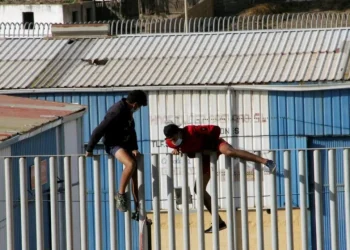 Ceuta supera en un 3.000% su capacidad de acogida con casi 2.800 menores mientras escala la tensión con la Moncloa