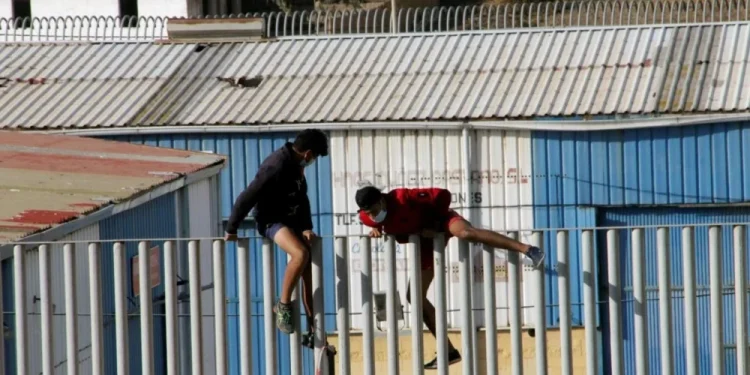 Ceuta supera en un 3.000% su capacidad de acogida con casi 2.800 menores mientras escala la tensión con la Moncloa