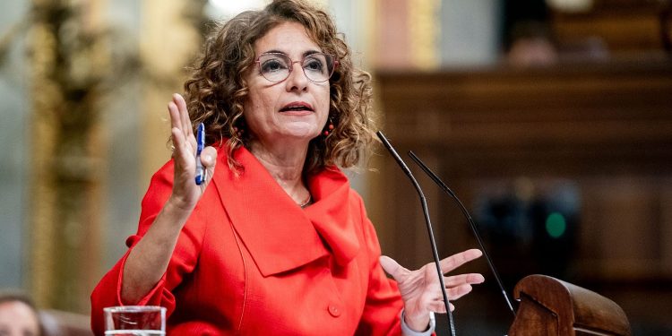 María Jesús Montero defiende que la vivienda esté «al servicio de las personas» mientras acumula tres casas en Sevilla y dos hipotecas
