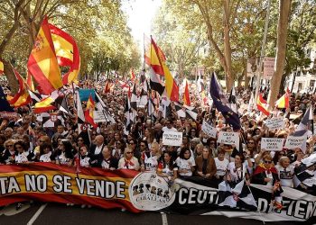 Una marcha histórica en la capital une a la sociedad civil ceutí con apoyos de toda España