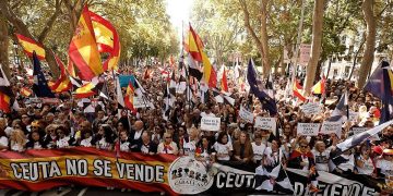 Una marcha histórica en la capital une a la sociedad civil ceutí con apoyos de toda España