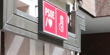Detenidos dos jóvenes por un cartel alusivo al accidente de Urda en la sede del PSOE