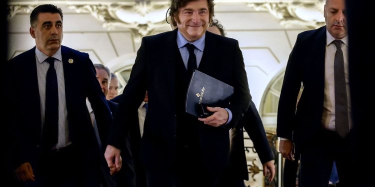 Milei reaviva el choque diplomático con España al acusar a Sánchez de promover la llegada de inmigrantes a Ceuta